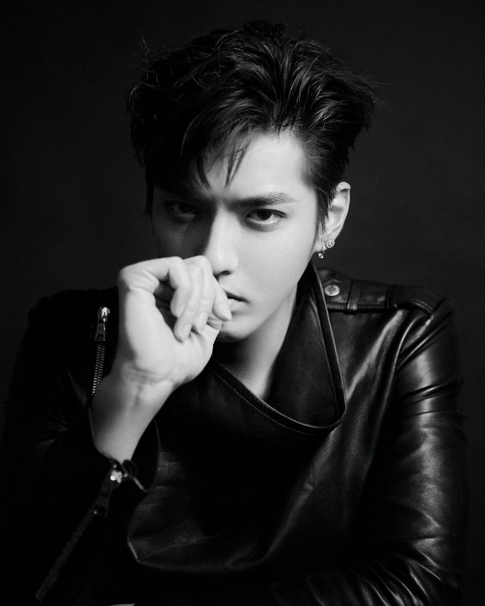 TrendingWeibo's tweet photo. Happy Birthday to superstar @KrisWu! 🎉🎂

The multitalented actor, rapper, singer, and race car driver turns 30 today.

#HappyKrisWuDay #KrisWu #WuYifan #吴亦凡 https://t.co/rKZMRms7n2