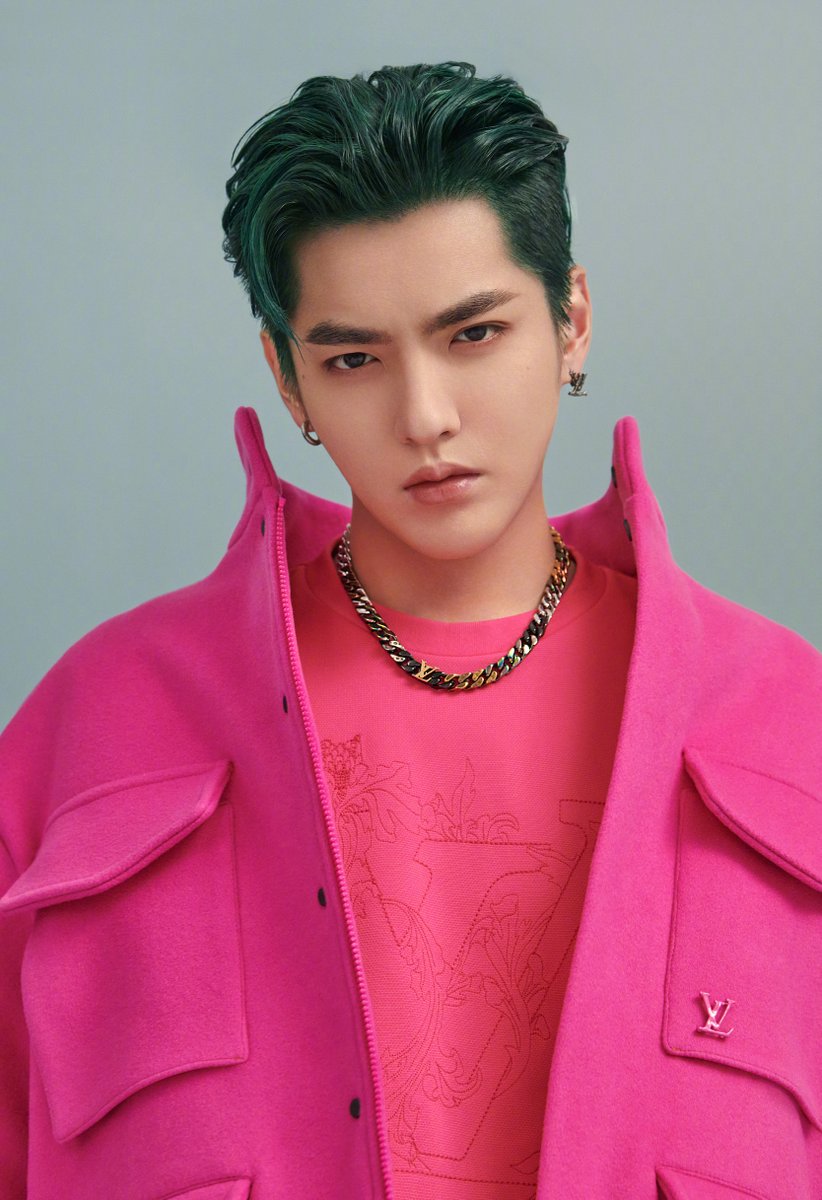 TrendingWeibo's tweet photo. Happy Birthday to superstar @KrisWu! 🎉🎂

The multitalented actor, rapper, singer, and race car driver turns 30 today.

#HappyKrisWuDay #KrisWu #WuYifan #吴亦凡 https://t.co/rKZMRms7n2