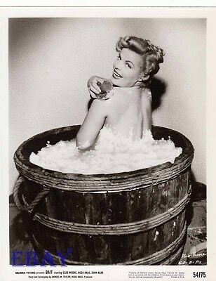 That bathtub scene was clearly a bit of a thing back in 1954. Moore did this photo shoot to promote the film that clearly refers to it.  #Noirvember  #Bait