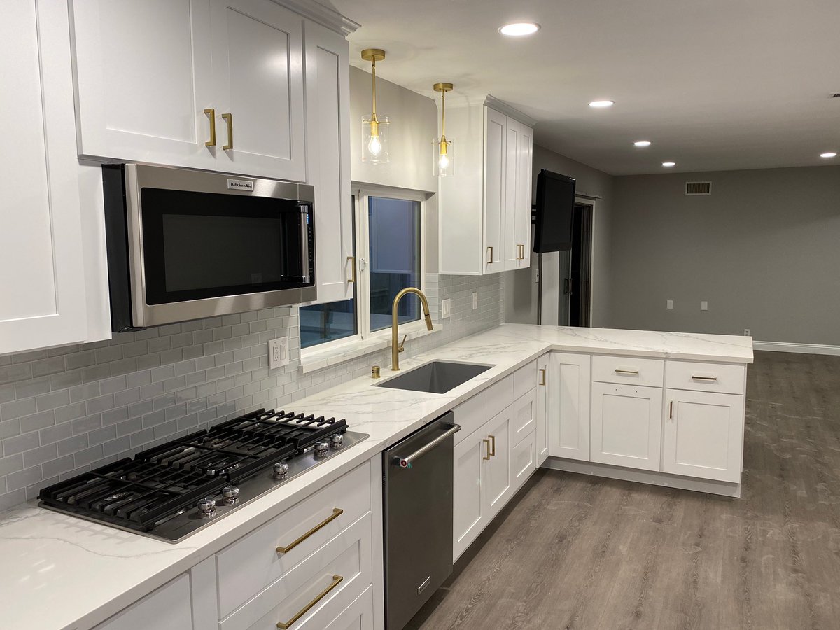ortizangelicav's tweet photo. Our latest project! 🤍🖤 

#dfwkitchens #remodel https://t.co/ekhiC6W2fV