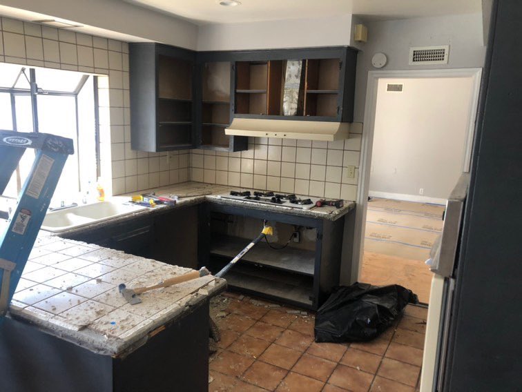ortizangelicav's tweet photo. Our latest project! 🤍🖤 

#dfwkitchens #remodel https://t.co/ekhiC6W2fV