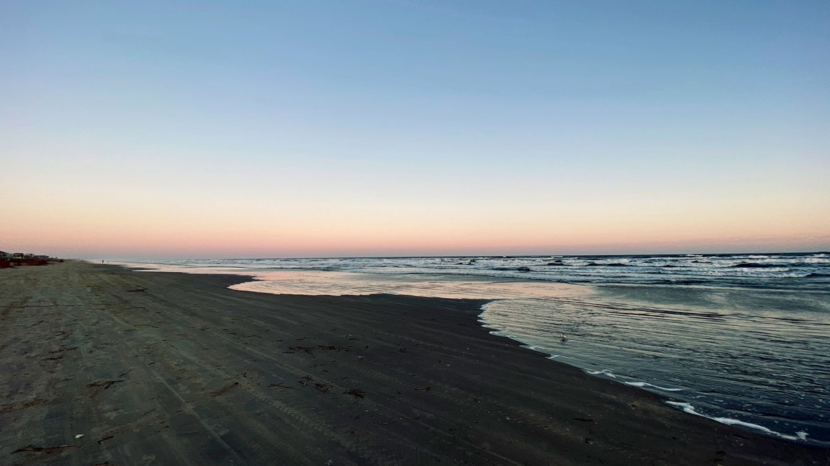 jaysonstreet's tweet photo. Loved the cool breeze and the waves on the shore but then had visitors showing up without a mask so had to bail! Till next time Surfside! 😊 #IsolatedHackerAdventures https://t.co/iSJxToEky6