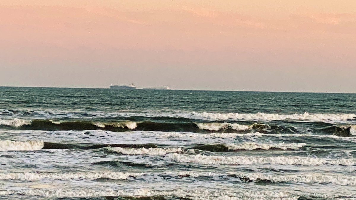 jaysonstreet's tweet photo. Loved the cool breeze and the waves on the shore but then had visitors showing up without a mask so had to bail! Till next time Surfside! 😊 #IsolatedHackerAdventures https://t.co/iSJxToEky6