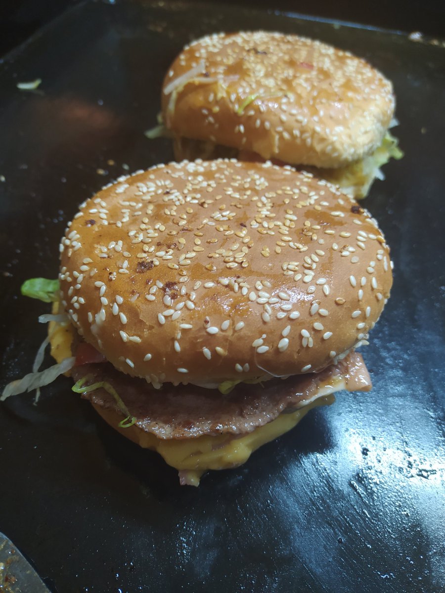 Ya cancele mis plataformas, vendí mi lap, trabajo de Godín y vendo los fines 😢

Camino del metro a mi casa, por qué cada peso💲que pueda ahorrarme es para mi mamá 🙏🏽

Ella sigue enferma, los gastos no dan y ya no tengo que más hacer 💔

Si alguien quiere un pedido no lo dude 😭