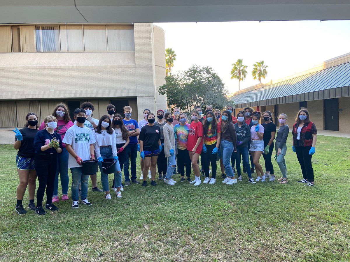 KeyBshs's tweet image. Key club helping keep the school beautiful for #keyclubweek go bulls! ❤️🖤