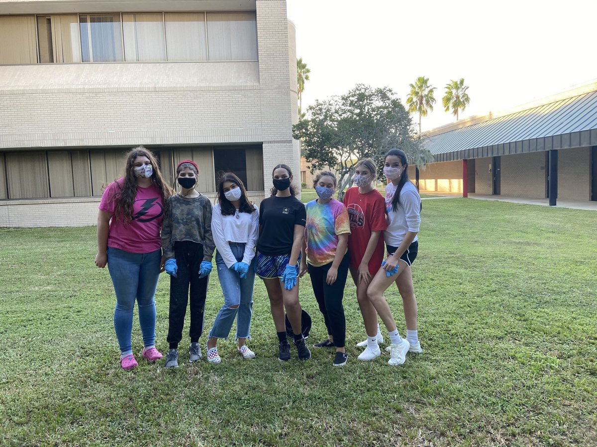 KeyBshs's tweet image. Key club helping keep the school beautiful for #keyclubweek go bulls! ❤️🖤
