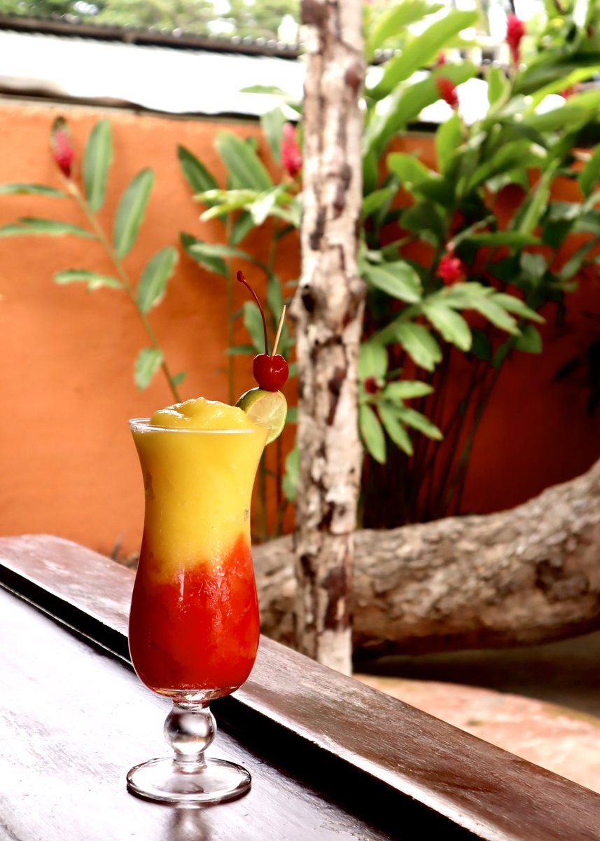 Scotchiesjm's tweet photo. Happy Hour! What’s your favorite drink to get at the bar?🍹 https://t.co/clPR74gUJ3