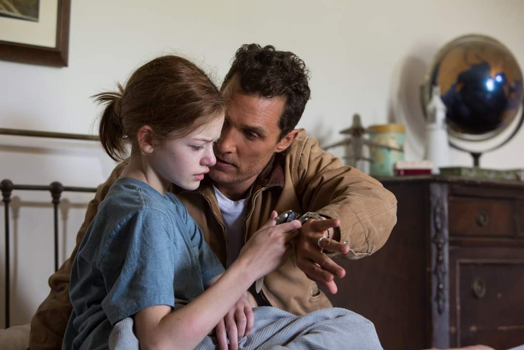 Frasespeliculas's tweet photo. "Cuando naciste, tu madre me dijo algo que nunca entendí. Me dijo: '"Ahora estamos aquí para ser los recuerdos de nuestros hijos". Creo que por fin entiendo lo que quería decir. Cuando eres padre, eres el fantasma del futuro de tus hijos"

(Interstellar) https://t.co/yAmjkzndT7