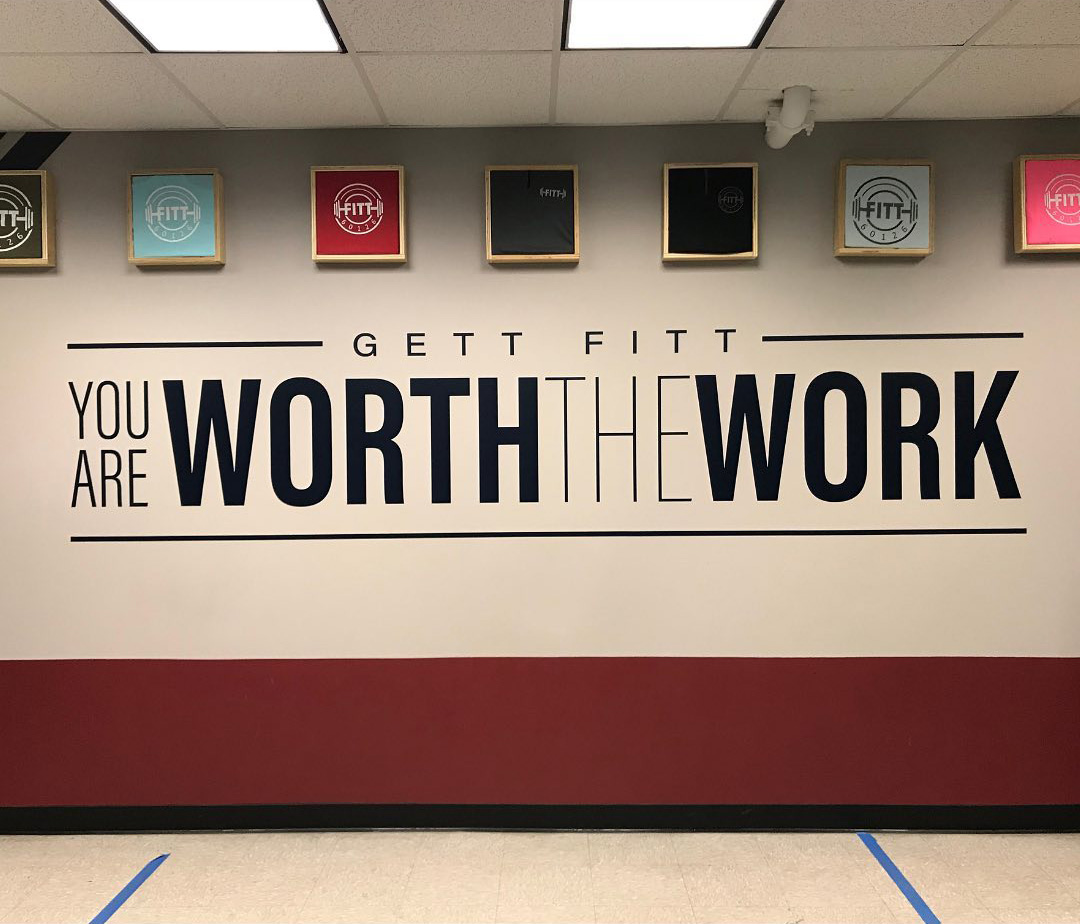 MLE_BRAND's tweet photo. Also located in Elmhurst IL, FITT 60126 is a fitness studio offering a list of different classes that include Personal Training, Boot Camps, 30-minute Workouts, and lots more. Our wall graphics just can't compete with their positive attitudes! #brandvironments #newlook #mleinc https://t.co/P73WPtxKV6