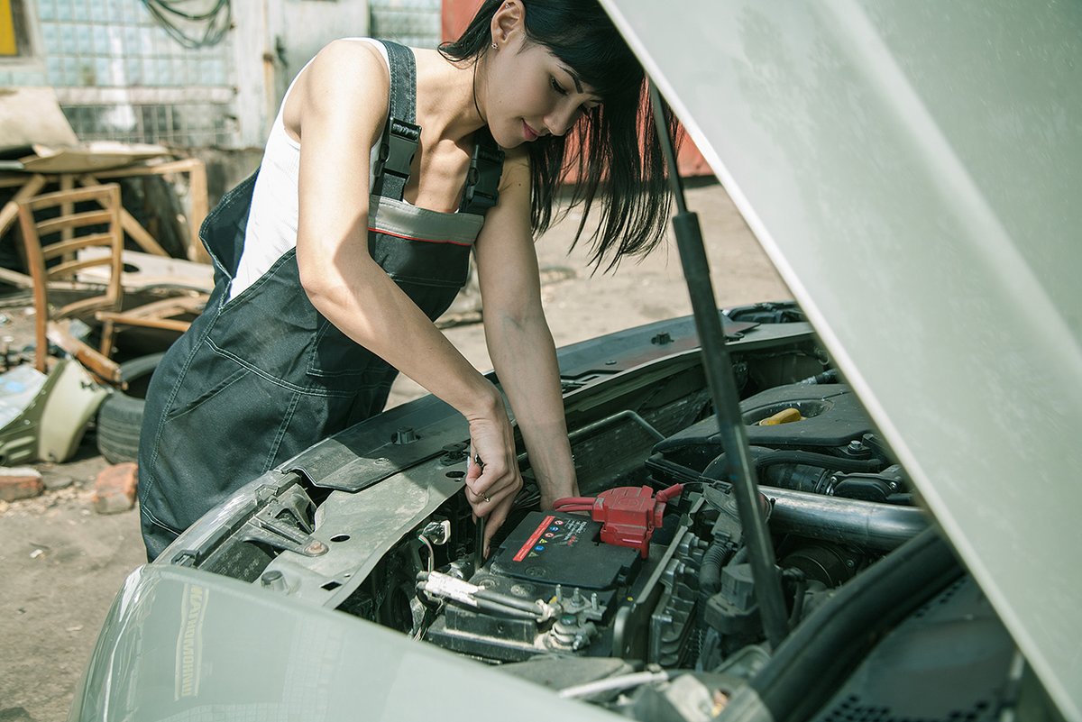 Девушка чинит машину. Девушка ремонтирует авто. Девушка в автосервисе. Девушка автомеханик.