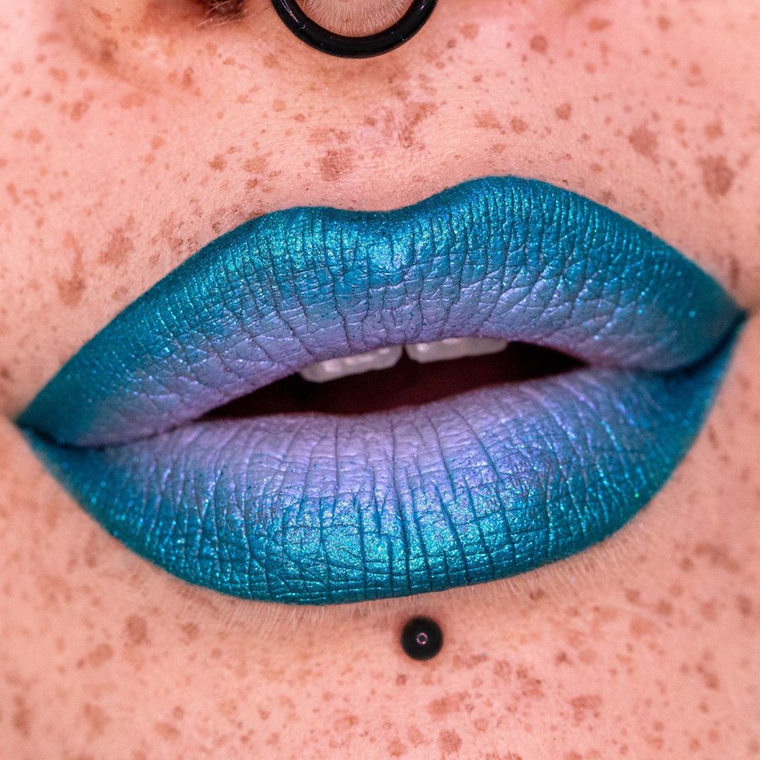 sugarpillmakeup's tweet photo. @alexmarieartistry stuns us as usual 😍 She created this gorgeous ombre lip with Supernova 💜 from C1 and Skyrise 💙 from C2 💊 #sugarpill #vegan https://t.co/IJ2UFn6NLd
