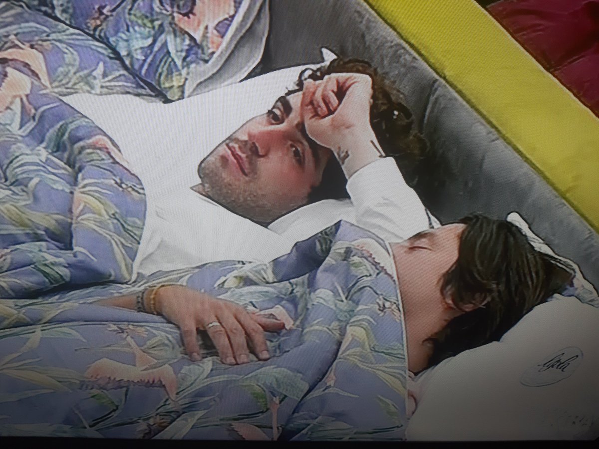 Fan90760223's tweet photo. Super vicini stasera. Che bello #GFVIP https://t.co/XgPz3QefMt