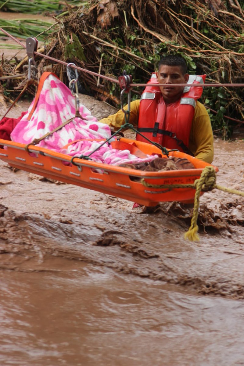 BomberosHn's tweet photo. Sta Barbara ,rescate de pobladores del Junquillo amenazados por las aguas del río Cececapa https://t.co/a7prx2NujM