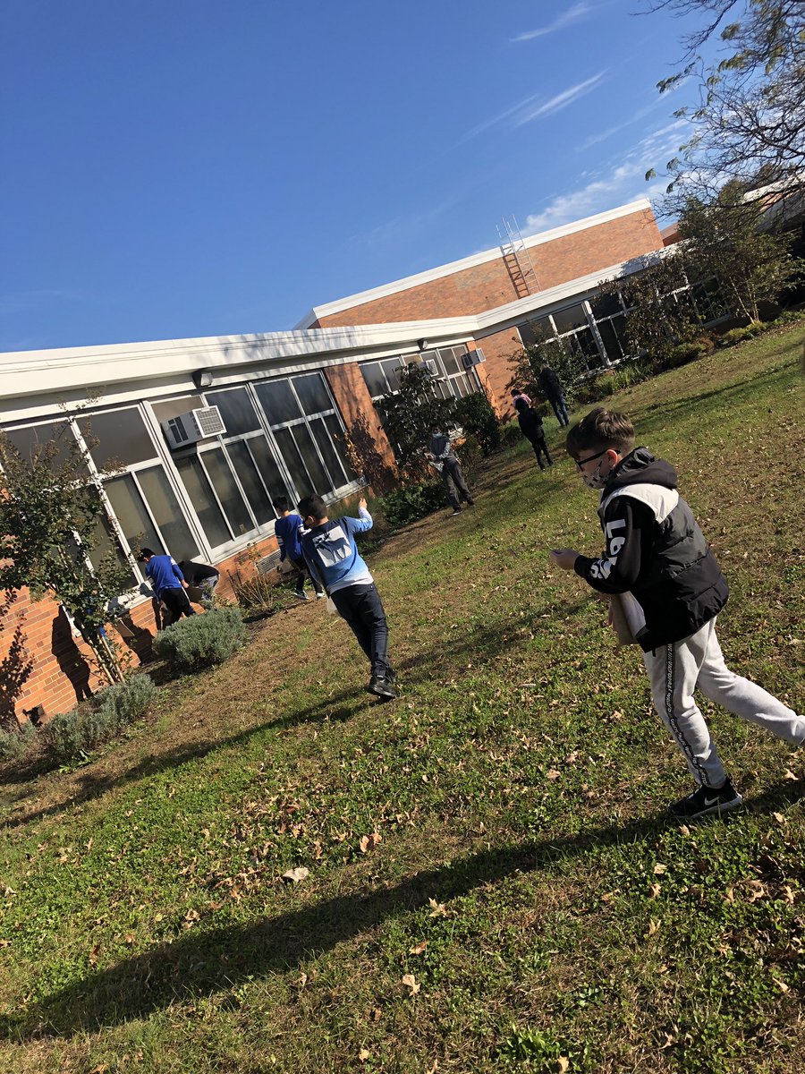_s_callan's tweet photo. We took advantage of this beautiful day and went on an outdoor scavenger hunt!! Students used their senses to find lots of different things! We even made friends with a speedy bunny! 🐰@emeadowschools @BGreenSchool https://t.co/YRxEsfhVut