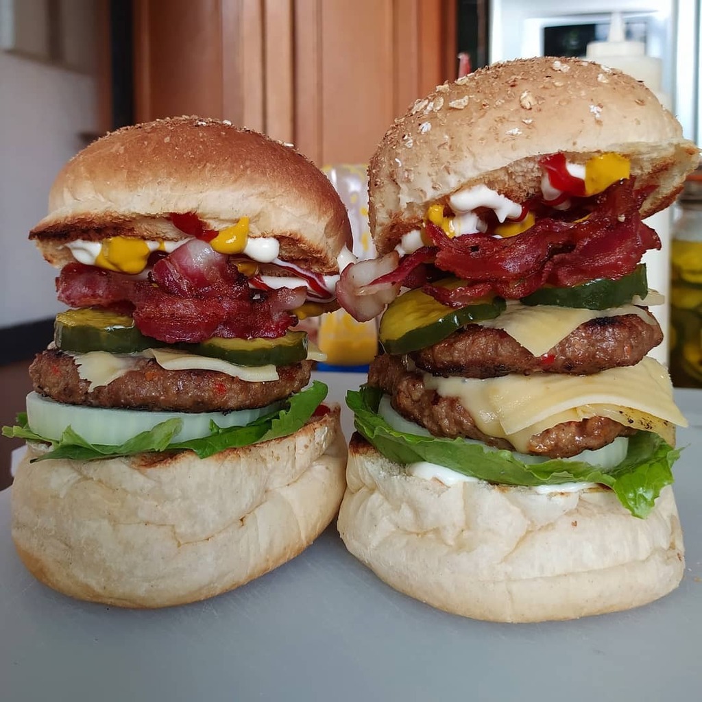 toroburgerca's tweet photo. 🔥 Los planes del Fin de Semana siempre incluyen una buena #Burger ! 

🛵 Activos con #Delivery para toda la Ciudad... Contáctanos al 0424-7844618 o 0424-7491005 y haz tu pedido... 

🍔 ¿Cuál prefieres Americana o Americana Doble? 🤤🤤🤤

💪 ¡Y si desea… https://t.co/4wwGSdqRDH https://t.co/plVgvnPRxk