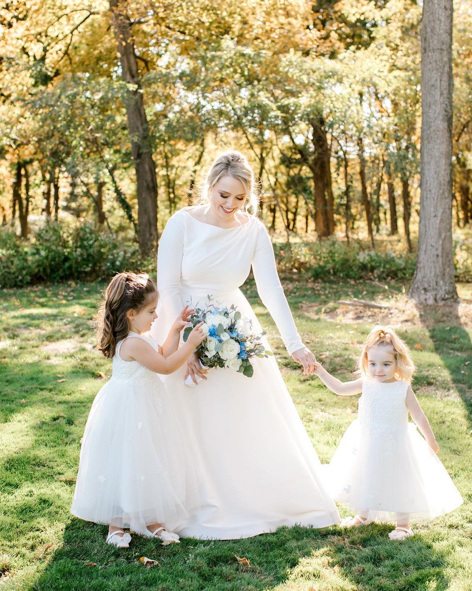 ja_bridal's tweet photo. The sweetest matching minis 🥰
#style_99040 #JASbride #JustinAlexanderSignature @signaturebyja
@tanyasalazarphoto
@baskingridgecatering @baskingridgecountryclub
@bluemoonwed @beautyonlocationnj @sparizot @conroysflorist #oneinamiller1092020
#flowergirls #weddingdressshopping #c https://t.co/ye6EjLBnPq