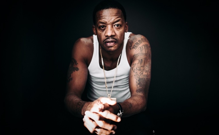 Creció vendiendo crack en las esquinas de Maryland

Un policía devenido en entrenador lo salvó

La rompió en la NCAA y explotó en la NBA

Sus demonios lo alcanzaron al retirarse y todavía intenta recuperarse

Esta noche les voy a contar la sorprendente historia de Steve Francis👇