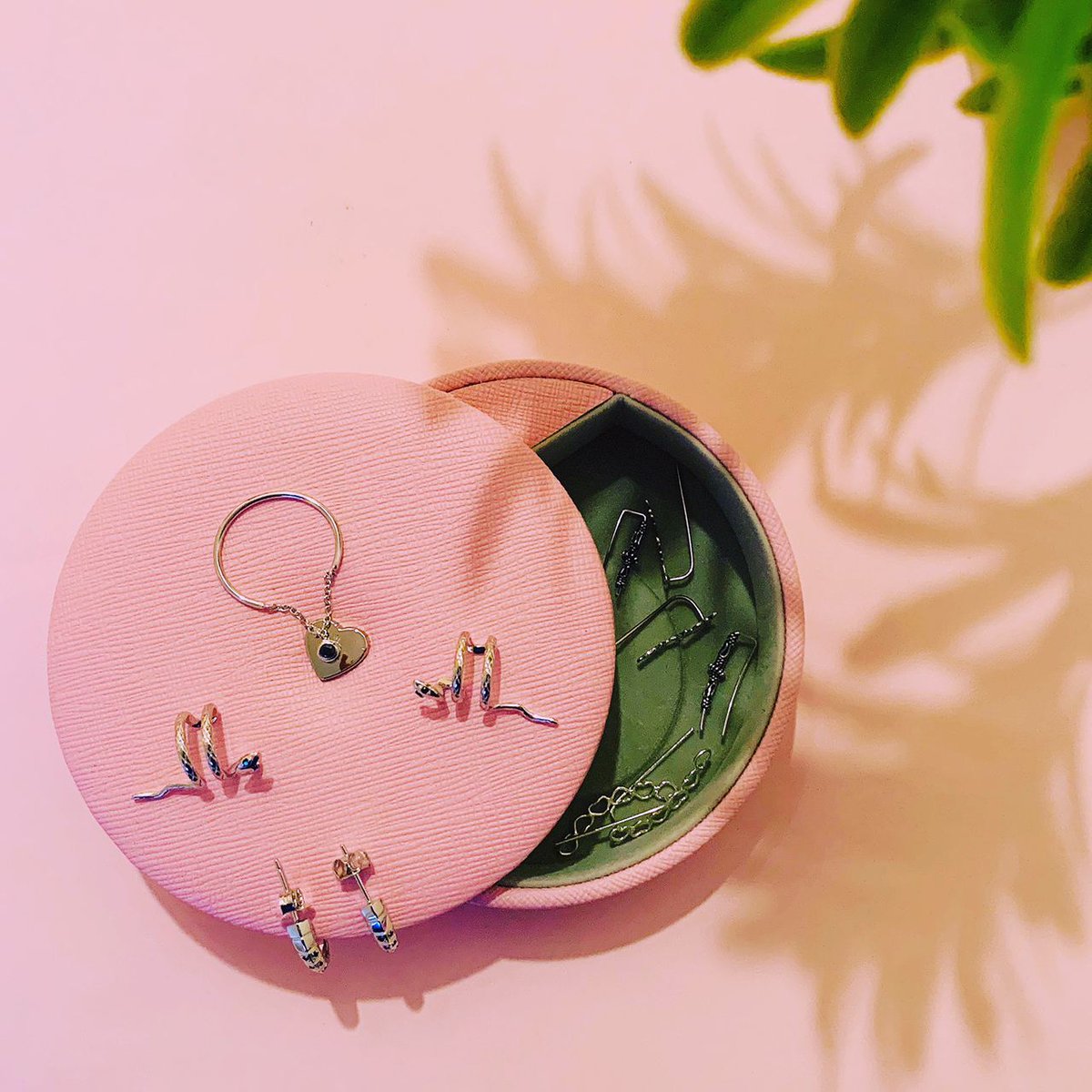 dreamerscorner's tweet photo. ENVÍOS GRATIS y 15% de DESCUENTO con mi ✨CÓDIGO: IRIS15✨ ¡¡¡Aprovecha que se agotan las existencias!!!  https://t.co/qUebGmM9dD #joyasunicas #joyería #LaCasaFuerte1 #joyas #joyasconpersonalidad https://t.co/bLlLmjobCf