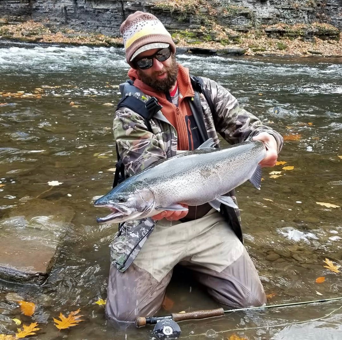 Vedavoo's tweet photo. Searching for steel. Torchbearer Mikey Ball had him self a day. Check out this chromed out beauty! #vedavoo #flyfishing #fishing #steelhead #chromer #madeinusa https://t.co/zTO6b1nXtt