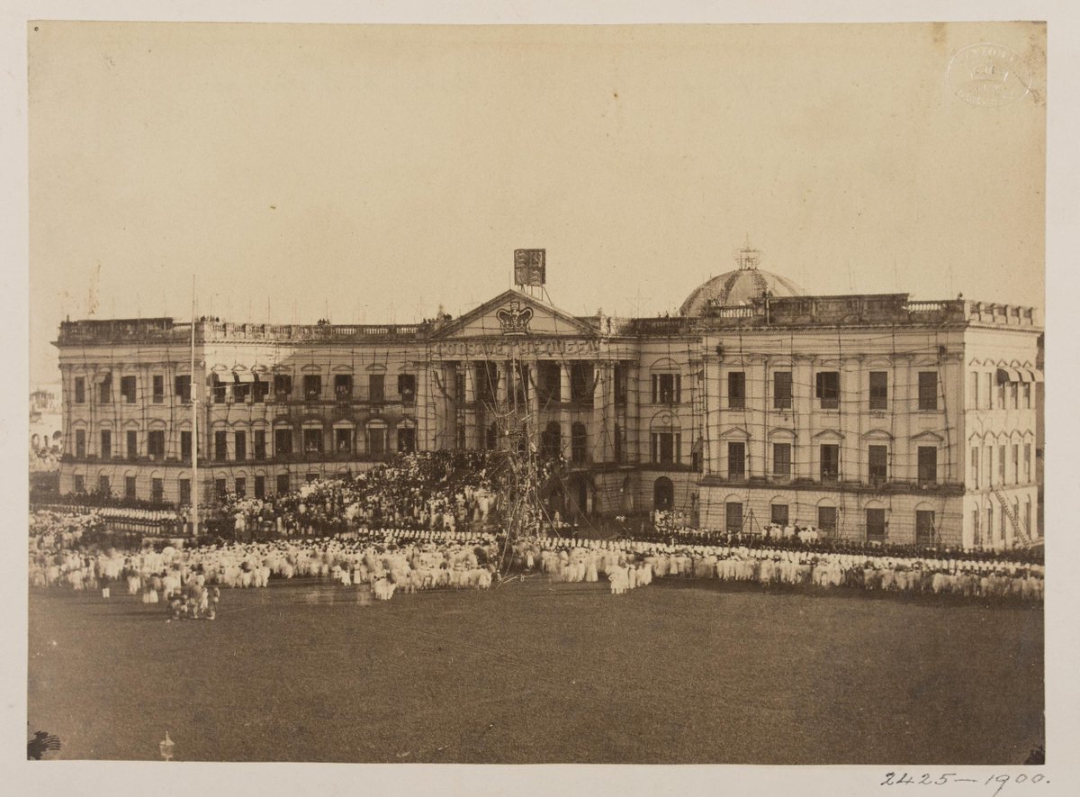 1 November 1858: a large crowd gathered at the Government House in  #Calcutta to hear the Queen's proclamation of the beginning of direct rule by the British government. It was celebrated as a potential new start, which might repair the damage done by the EIC. (Image:  @V_and_A )/1