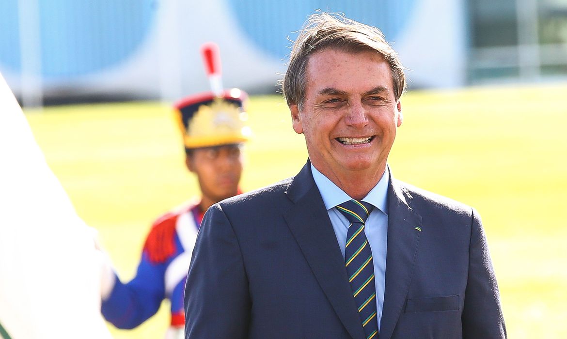 Bolsonaro quer mudar sistema eleitoral do país e vai sugerir volta de voto impresso
bit.ly/368dTUP
