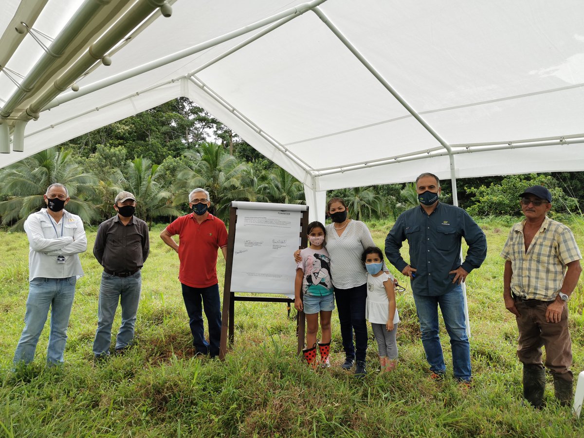 FundecorCR's tweet photo. FUNDECOR y la familia Rodríguez Araya firmaron el primer convenio de asistencia técnica forestal y sembraron los primeros árboles de Melina. Esto es parte de un visionario programa para la reactivación de la reforestación en #CostaRica . 
#fundecor #reforestacion https://t.co/N9yDsqBabb