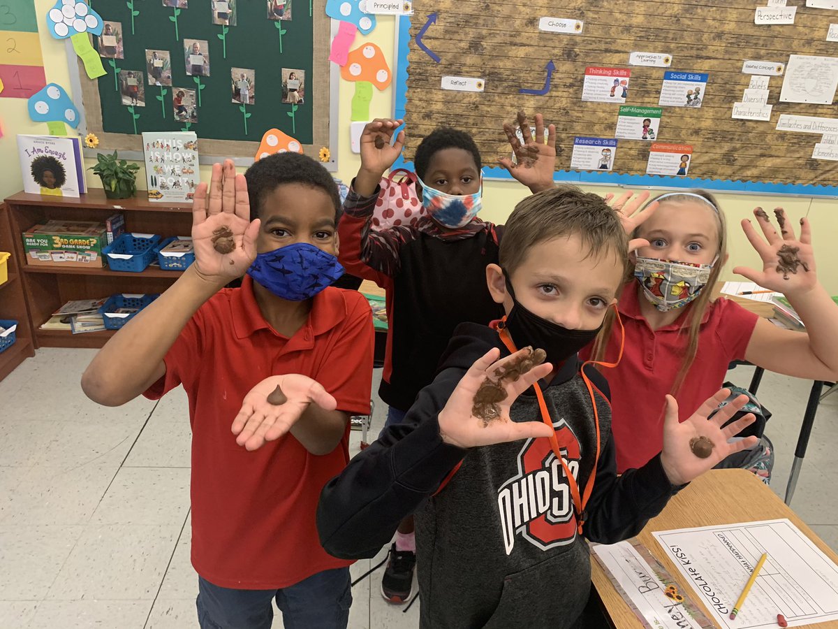 meghan_aubin's tweet photo. Is the human body a producer of heat? 3rd grade scientists had a delicious inquiry this afternoon to find out! #chocolatescience @rpk8magnet https://t.co/rjkd8QrNf6