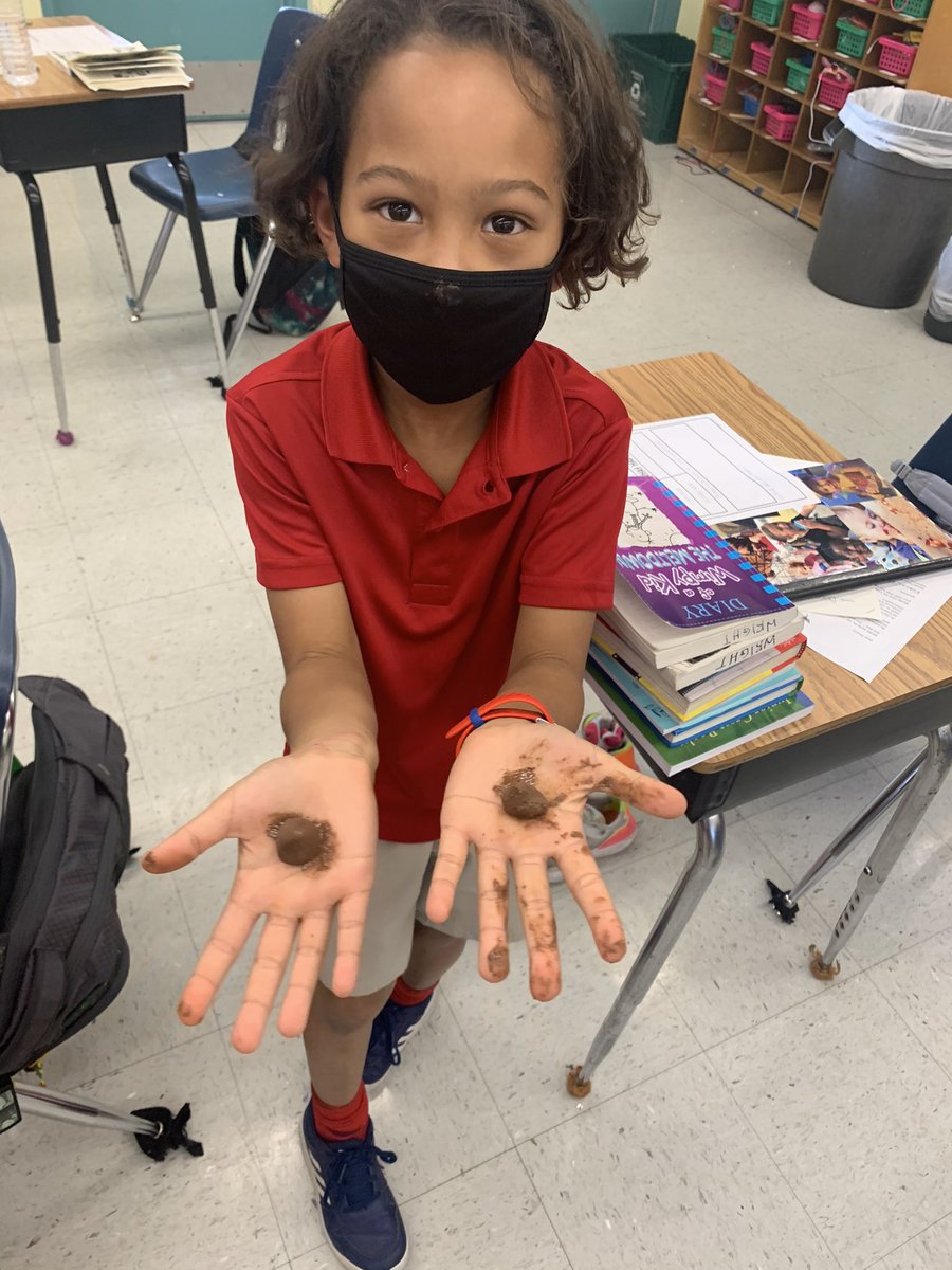 meghan_aubin's tweet photo. Is the human body a producer of heat? 3rd grade scientists had a delicious inquiry this afternoon to find out! #chocolatescience @rpk8magnet https://t.co/rjkd8QrNf6