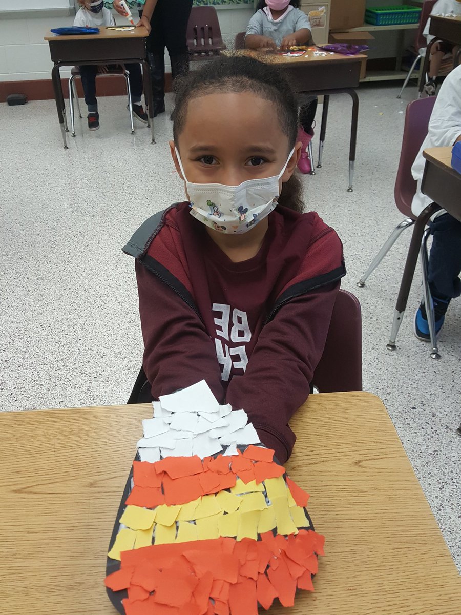 Slate16Slate's tweet photo. Kinders creating some candy corn fun in Art!! #bloominglittleartists #artists #create @TallwoodElem @kshoe19  @ppalsuter https://t.co/aHPn7vmjz4