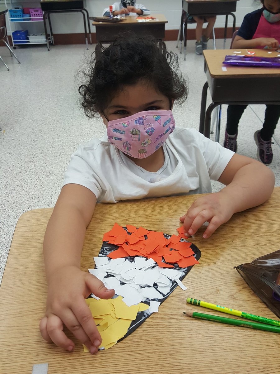 Slate16Slate's tweet photo. Kinders creating some candy corn fun in Art!! #bloominglittleartists #artists #create @TallwoodElem @kshoe19  @ppalsuter https://t.co/aHPn7vmjz4
