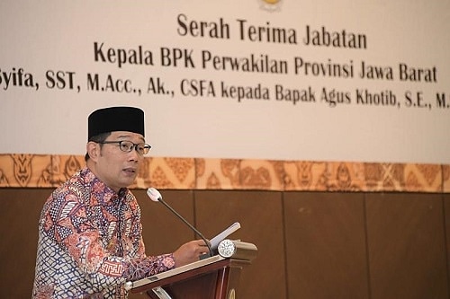imingiming3000's tweet photo. Gub Jabar Pa @ridwankamil mnghadiri serah terima jabatan Kepala BPK Perwakilan Prov Jabar dari Arman Syifa, SST., M.Acc., Ak., CSFA., kepada Agus Khotib S.E., https://t.co/jdNjkYx7e9, Ak., CPA (Aust.), CA., di Kantor BPK Perwakilan Jabar - 05/11/20.

@pplhiupdate
@pplhiupdate2020 https://t.co/jgref9WCEv