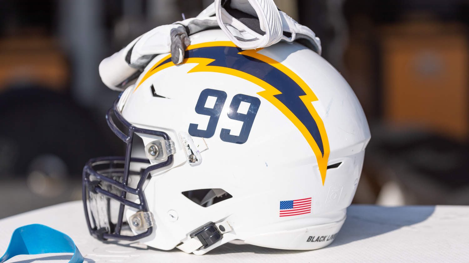 Helmet Stalker on X: The Los Angeles Chargers will be using their navy-blue  alternate uniforms this week. The helmet decals, numbers and facemasks have  been swapped to their navy-blue variant.  /