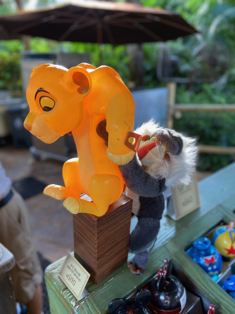 Temtem Hkdl 個人的にこのシンバのポップコーンバケットがくせになる 隣のぬいぐるみも可愛い 笑 背中から ポップコーンを入れられます 香港ディズニーランド Hongkongdisneyland ポップコーンバケット ディズニー好きと繋がりたい T Co