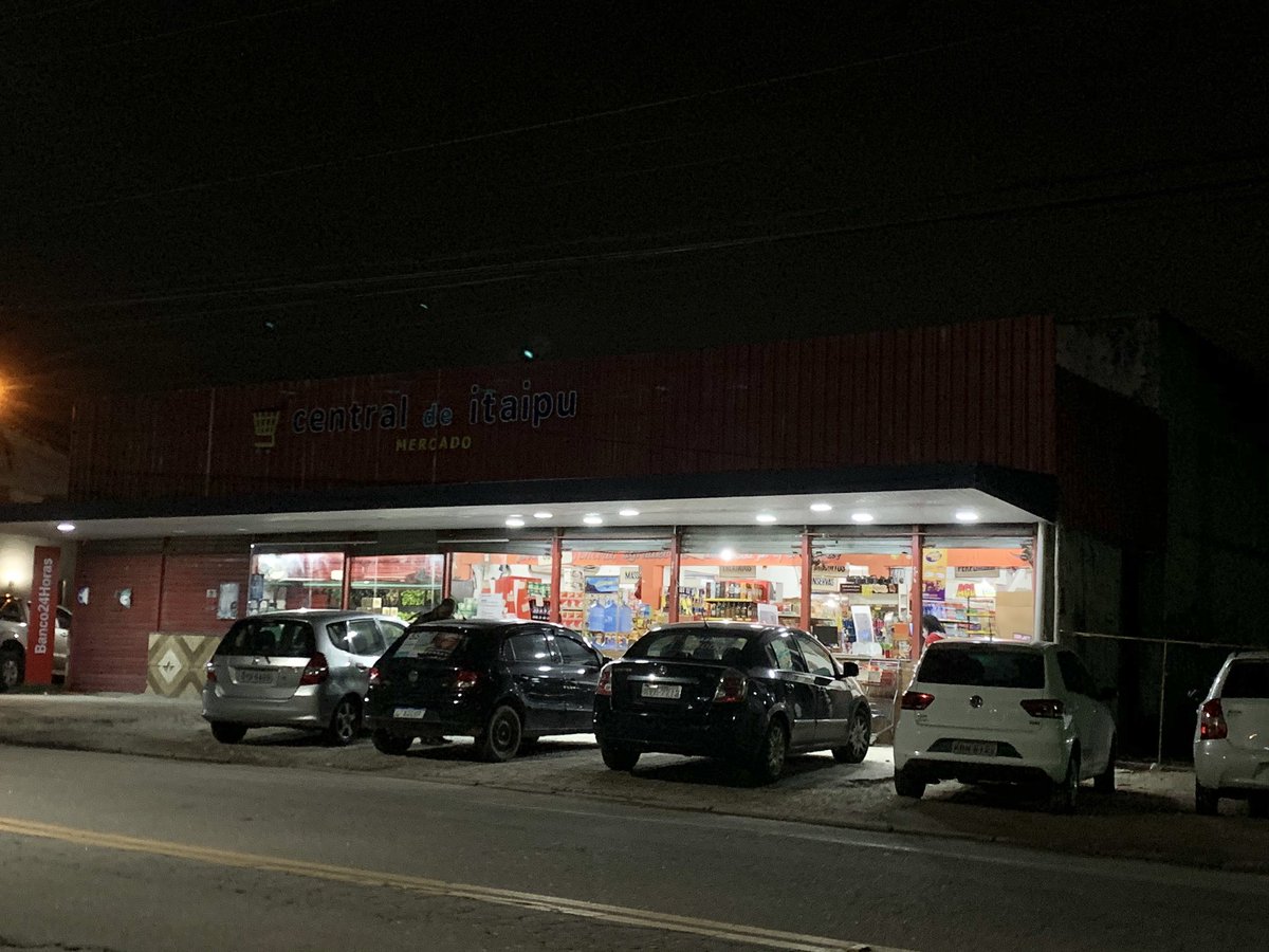 Dono do Mercado Central de Itaipu domina sua calçada! Se acha o dono do local e ninguém pode parar o carro exceto se for para ir ao estabelecimento ! Detalhe, falta 1 minuto para fechar! Intimida as pessoas! <a href="/NITTRANS/">NITTRANS</a> <a href="/PMERJ/">@pmerj</a>