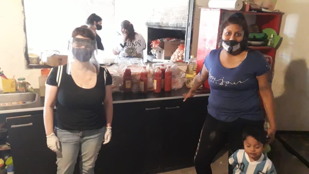 cdcroca_'s tweet photo. Estuvimos en el Comedor “Los Mirlos” de Barrio nuevo y entregamos 50 prepizzas, salsas y 3 hormas de queso.
Gracias al equipo de trabajo y a nuestrxs colaboradorxs para que todas las semanas podamos seguir con esta campaña 💪🏻💪🏻💜 https://t.co/8l7Yh8nrvn