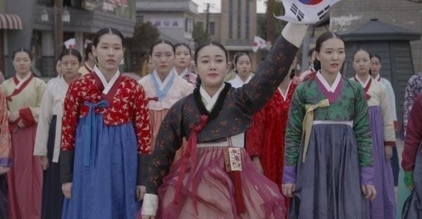 SunNewspida's tweet photo. #hanbok_challenge 
#한복_챌린지
Hanbok is the symbol of Korea's democracy movement. Please RT to spread the word
한복은 민주화 운동의 상징입니다 https://t.co/BioUMRs6Nf