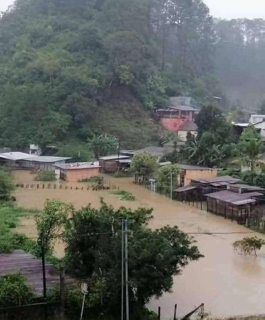salvaflorian's tweet photo. Entre tanta agua y ver tanto derrumbe y daños a las casas y gente bien jodida ahorita es cuando más va a necesitar trabajo la gente de San Mateo Ixtatán y huehue en general mucha. Si está en sus manos denles trabajo a quien les pida https://t.co/VcW5qzlqly