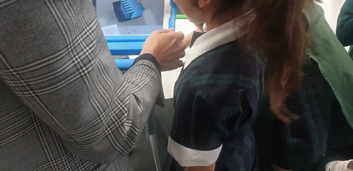 Yr 1 exploring and creating soundwaves with <a href="/mergeedu/">Merge EDU</a> <a href="/MergeVR/">Merge</a> #VR #AR <a href="/cserAdelaide/">CSER Adelaide</a> #csermocs <a href="/plcsydney/">PLC Sydney</a> <a href="/ICTENSW/">ICTENSW</a>