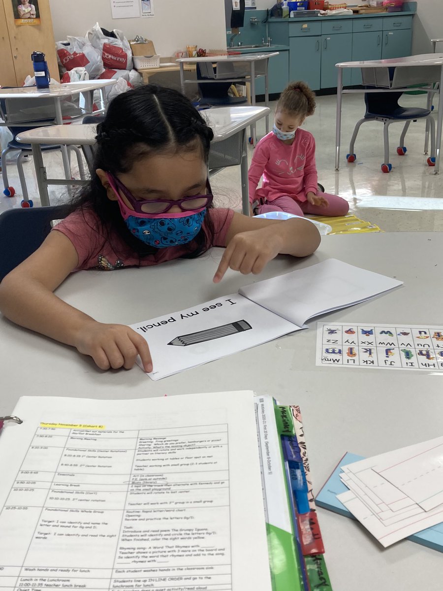 Kinderwright's tweet photo. Young readers in action 📕 https://t.co/0VMJVSipNl