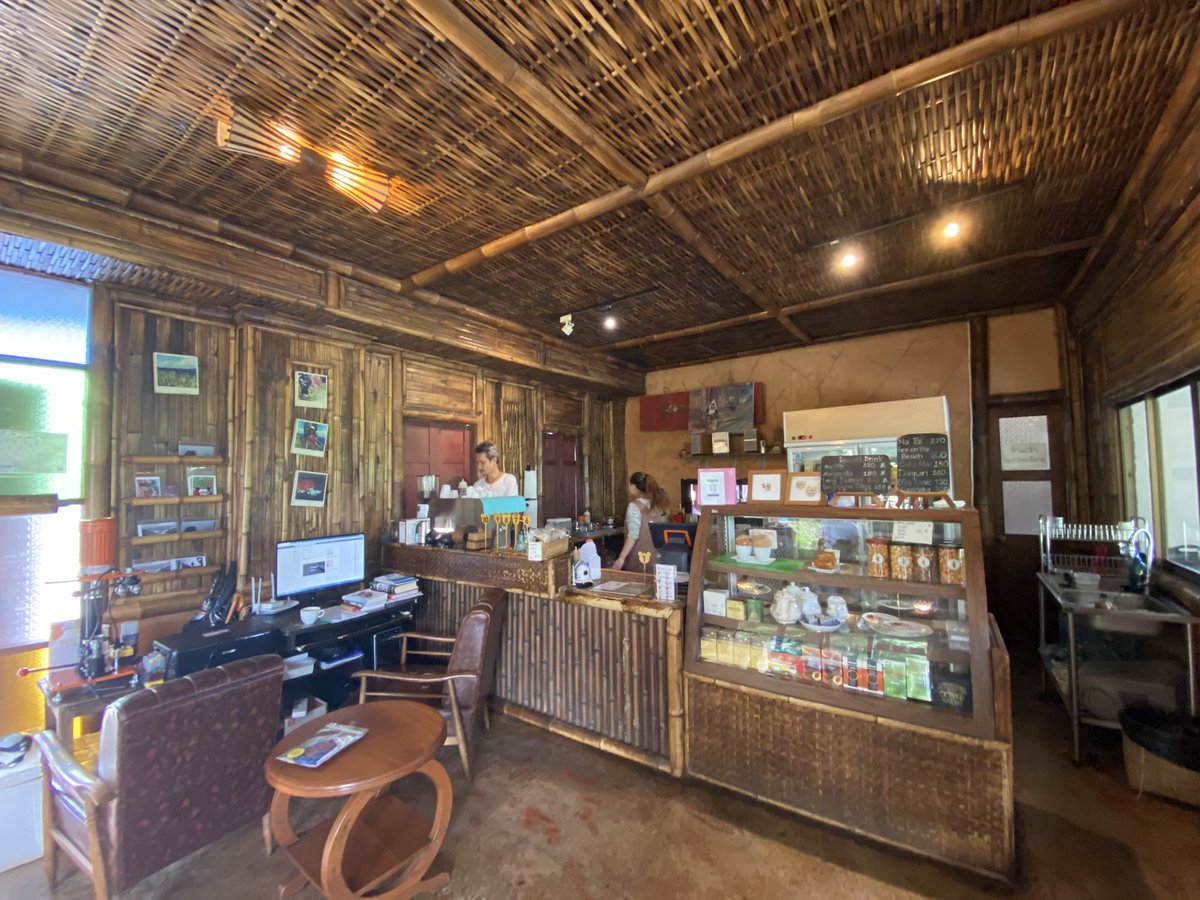 chaneekeeuad's tweet photo. 📍Sweet Maesalong Cafe ดอยแม่สลอง 📍ร้านคาเฟ่เล็กๆ แต่วิวไม่เล็ก ครัวซองคือดีม๊าก เป็นโฮมเมด ช่วงวันหยุด อาจจะต้องจองไว้ก่อน ทานคู่แยม ตามด้วยกาแฟ ชมวิว คือนั่งได้เพลินเลย @aroii #อร่อยไปแดก @aroiipaiadk https://t.co/SKpCdTeubi
