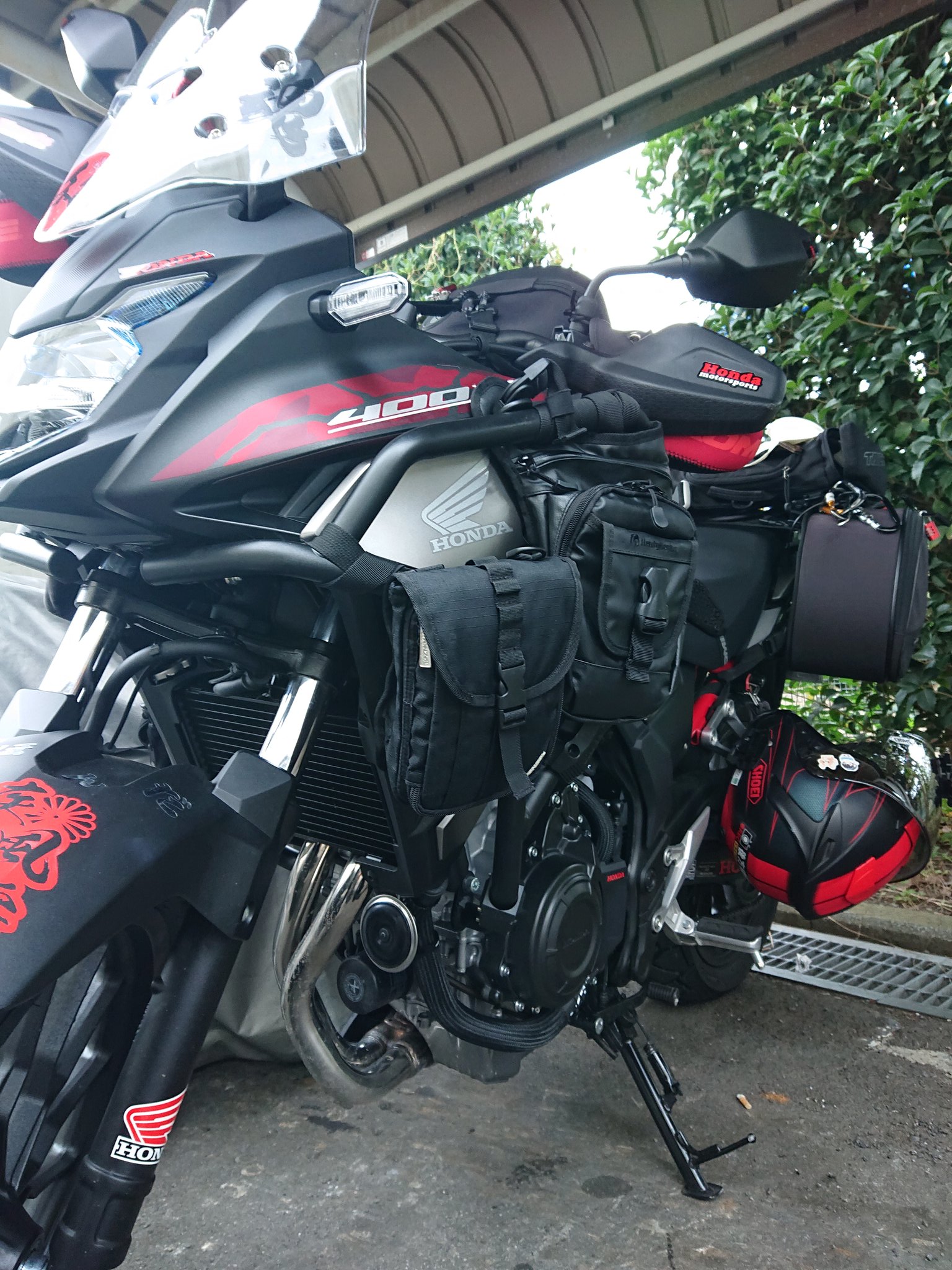 とろはち Cbr 400x 昨日のパイプエンジンガードクッション拡大図 不要なバッグを パイプに結ぶだけ 普段は物入れに ダートなどでコケたときはクッションになります Honda バイク 400x Nc56 T Co As3ue2edhk Twitter