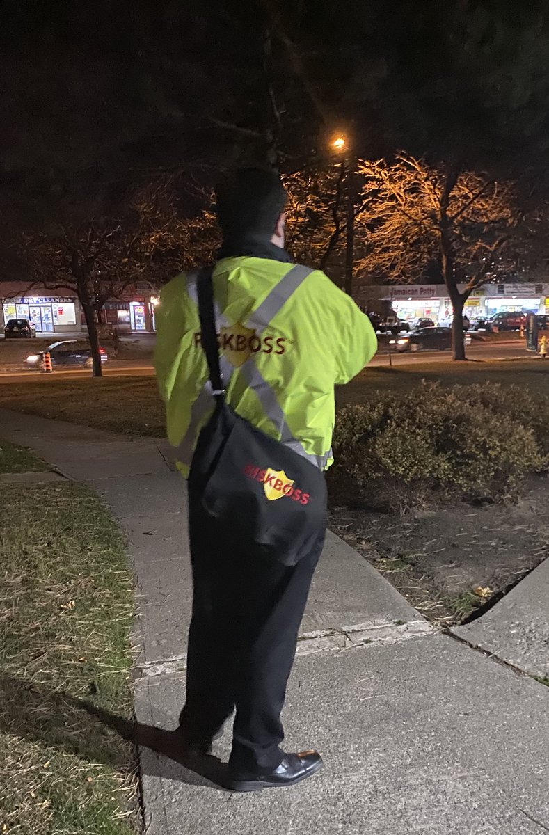 #crimepreventionweek continues with a walk around at 1350 Danforth. Our friends at Riskboss demonstrate the poor light spectrum of low pressure sodium lights at left. LED on the right is superior even with low pressure in the background. ⁦⁦@TPSNickNei⁩ ⁦@TPSRydzik⁩