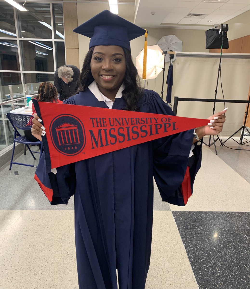 _dajhaaab's tweet photo. a QUEEN who’s crown is a graduation cap!
#HYDR❤️💙🎉
#BSWLoading
#May2021 https://t.co/QPOTlrqO0s