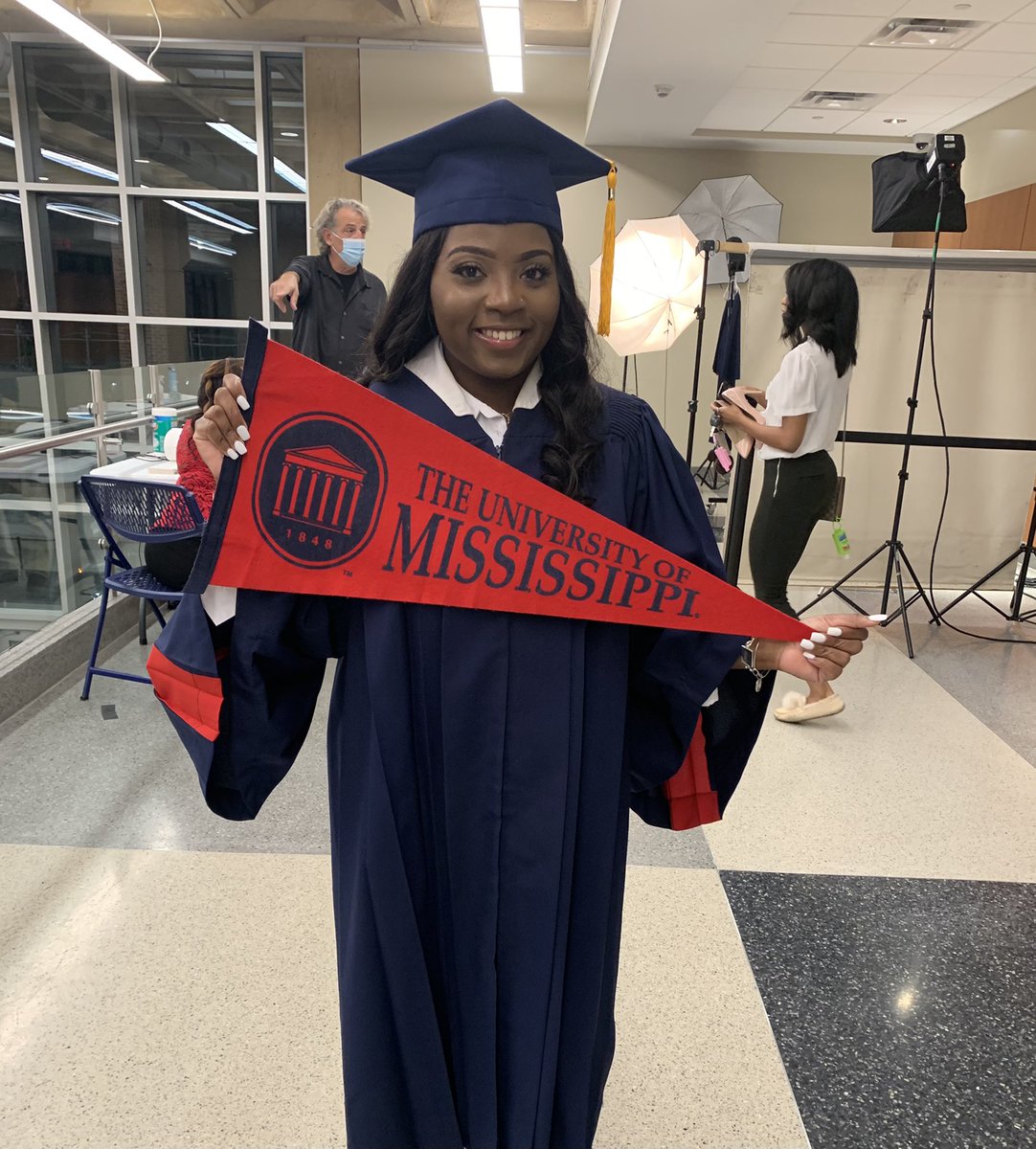 _dajhaaab's tweet photo. a QUEEN who’s crown is a graduation cap!
#HYDR❤️💙🎉
#BSWLoading
#May2021 https://t.co/QPOTlrqO0s