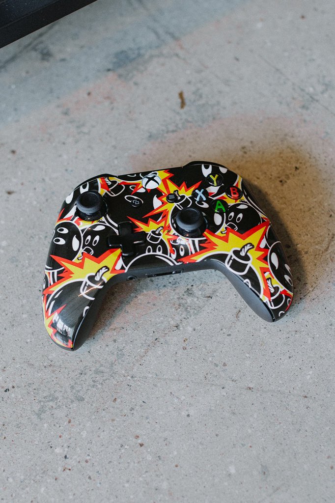 Legendarymx_'s tweet photo. La colección @xbox por @thehundreds busca funcionar el streetwear y los videojuegos. El lanzamiento de esta colección fue el día de hoy en la página oficial de @thehundreds y consta de playeras, gorras, hoodies y este control de edición limitada. ¿Listos para jugar? 🎮💣 💥#WISH https://t.co/pc25rT1u2x