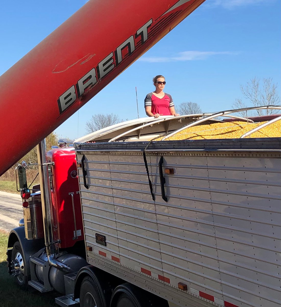 DGrant_FW's tweet image. Dynamic Duo - #ChampaignCounty #FarmBureau member and #ILCorn board member Sarah Hastings and her husband, Brandon, split duties as Sarah manages family farm &amp;amp; Brandon runs grain bin biz. Read more in #FarmWeek and @FarmWeekNow
