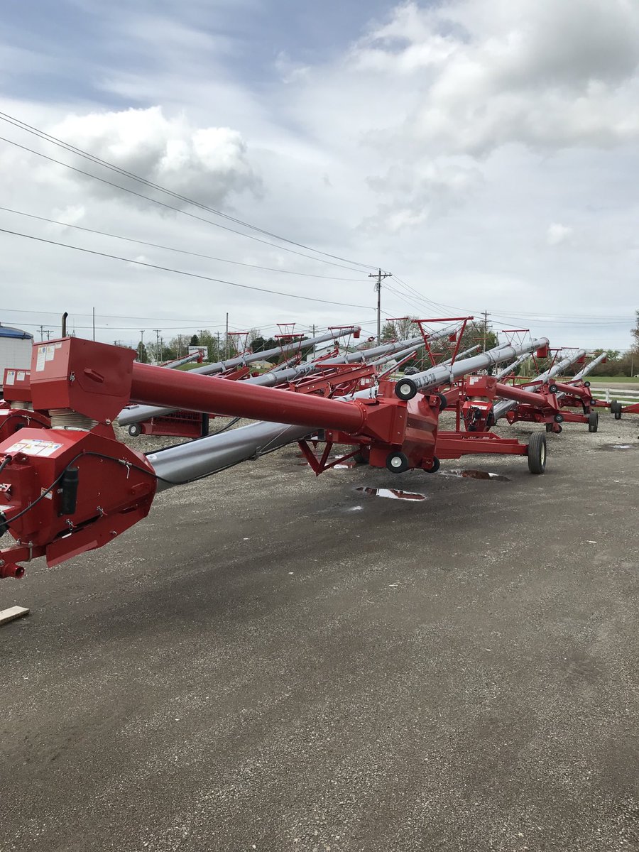 JoshKellyAg's tweet photo. Looking for high capacity auger to finish up harvest? K&amp;S Millwrights in Johnstown Ohio has you covered! 11,000 Bushel Per hour ⁦@AgGrowthIntl⁩ Hutchinson HX 13” augers in stock and ready to move grain! https://t.co/ZTKFaxfqds
