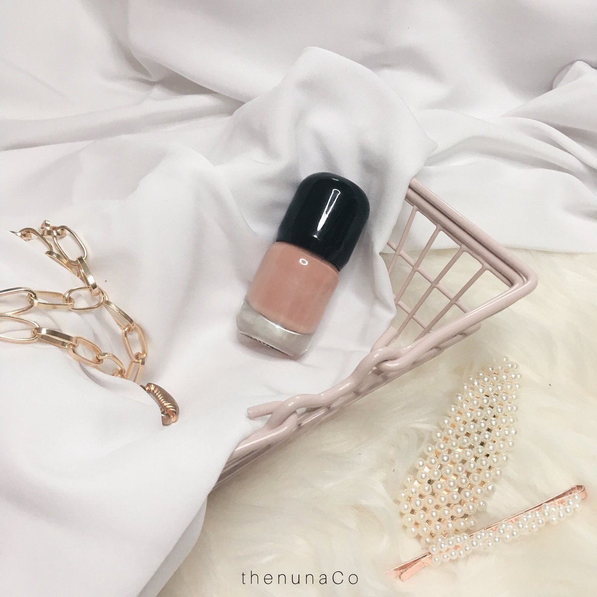 ThenunaCo's tweet photo. Based on true story!!

Every time i keluar or post story mesti orang tanya “cantiknya kuku!! Buat kat manaaa?!!” “Kuku tu pakai nail polish apaaa?” And so on. 

Benda yang baik kita kena kongsi bersama betul tak? I just guna Peel Off Nail Polish berharga RM12 sahaja tauuu 😋 https://t.co/apjKzgx92D