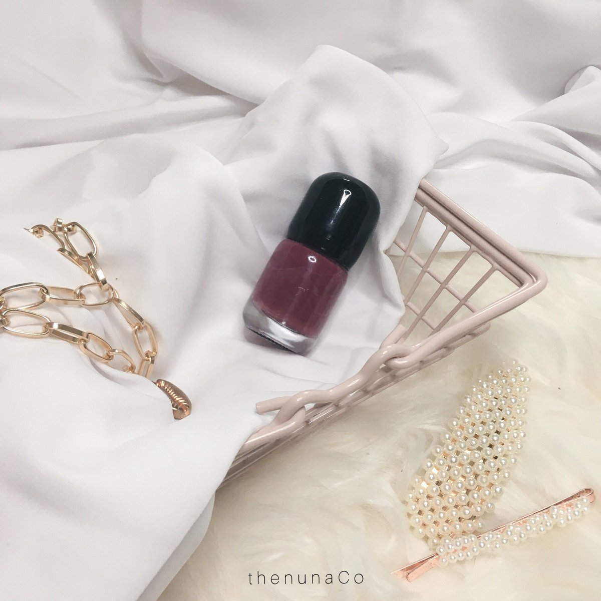 ThenunaCo's tweet photo. Based on true story!!

Every time i keluar or post story mesti orang tanya “cantiknya kuku!! Buat kat manaaa?!!” “Kuku tu pakai nail polish apaaa?” And so on. 

Benda yang baik kita kena kongsi bersama betul tak? I just guna Peel Off Nail Polish berharga RM12 sahaja tauuu 😋 https://t.co/apjKzgx92D