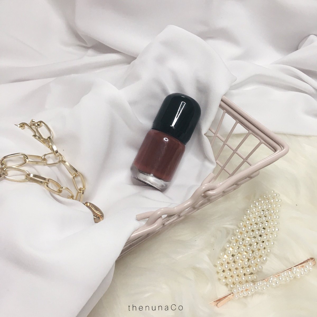 ThenunaCo's tweet photo. Based on true story!!

Every time i keluar or post story mesti orang tanya “cantiknya kuku!! Buat kat manaaa?!!” “Kuku tu pakai nail polish apaaa?” And so on. 

Benda yang baik kita kena kongsi bersama betul tak? I just guna Peel Off Nail Polish berharga RM12 sahaja tauuu 😋 https://t.co/apjKzgx92D